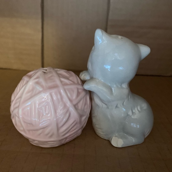 VINTAGE | kitten salt and yarn pepper shakers - Picture 3 of 6